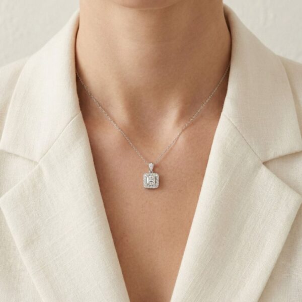 תליון הילה יהלומים מעודן במשקל 0.56 קרט בזהב לבן 18K