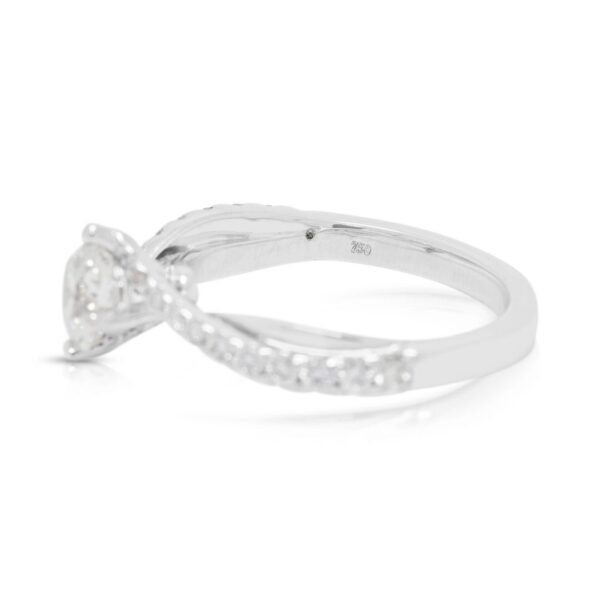 טבעת אלגנטית בשיבוץ פאווה יהלומים 0.79 קראט עם שוק מפוצל בזהב לבן 18 קראט - מתועדת GIA