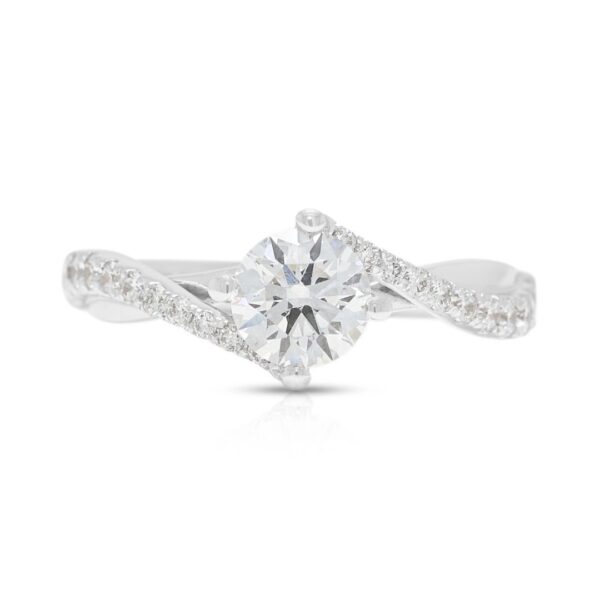 טבעת אלגנטית בשיבוץ פאווה יהלומים 0.79 קראט עם שוק מפוצל בזהב לבן 18 קראט - מתועדת GIA