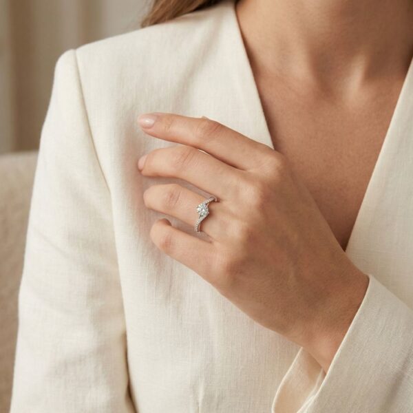 טבעת אלגנטית בשיבוץ פאווה יהלומים 0.79 קראט עם שוק מפוצל בזהב לבן 18 קראט - מתועדת GIA