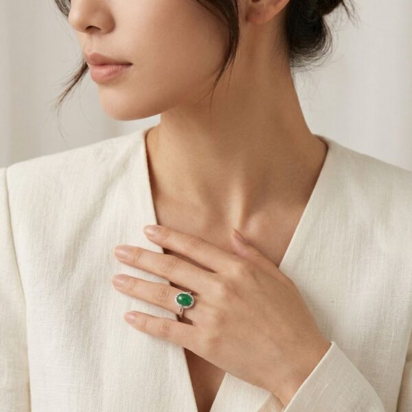 טבעת הילה מתוחכמת מירקן ירוק ויהלומים במשקל 0.18 קרט בזהב לבן 18K