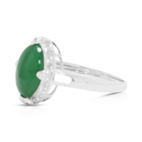 טבעת הילה מתוחכמת מירקן ירוק ויהלומים במשקל 0.18 קרט בזהב לבן 18K