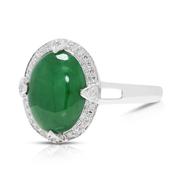 טבעת הילה מתוחכמת מירקן ירוק ויהלומים במשקל 0.18 קרט בזהב לבן 18K