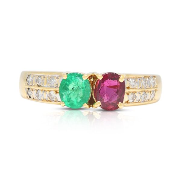 טבעת אמרלד, רובי ויהלומים מרהיבה במשקל 0.82 קרט, בזהב צהוב 18 קראט