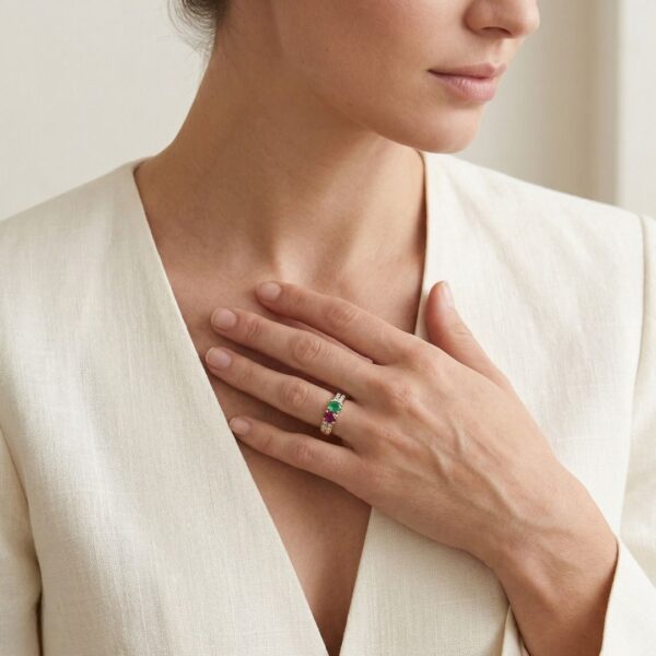 טבעת אמרלד, רובי ויהלומים מרהיבה במשקל 0.82 קרט, בזהב צהוב 18 קראט