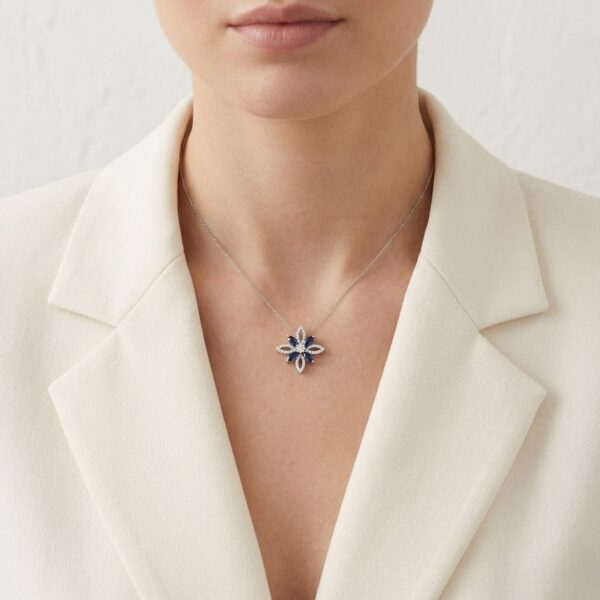 תליון פרחוני מרשים משובץ ספיר ויהלומים במשקל 1.08 קרט בזהב לבן 18 קראט