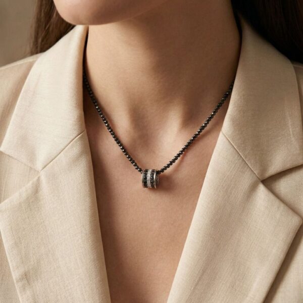 שרשרת יהלומים שחורים ולבנים מרשימה במשקל 150.7 קרט, בזהב לבן 18K