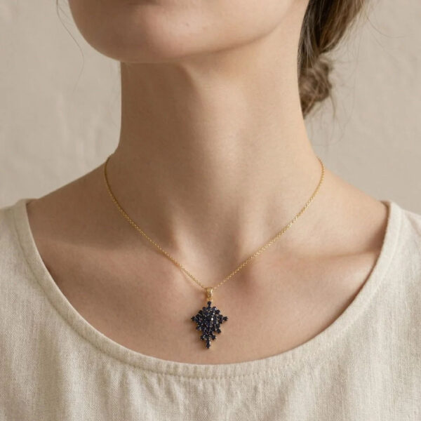 תליון אשכול ספיר 1.6 קרט מרשים בזהב צהוב 18 קראט