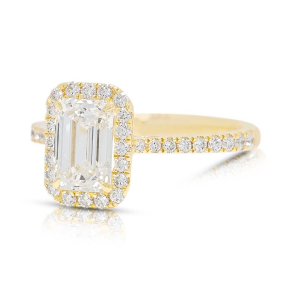 טבעת יהלום הילה פאווה מרהיבה במשקל 1.80 קראט בזהב צהוב 18 קראט - מתועדת HRD