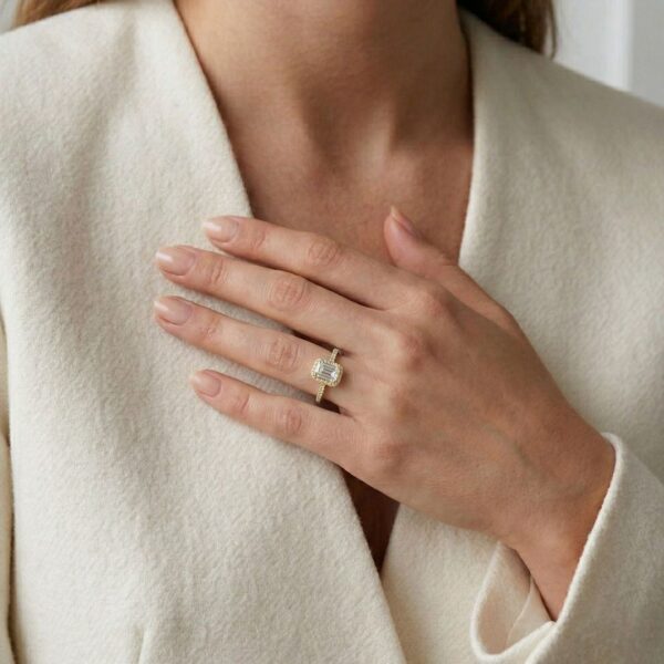 טבעת יהלום הילה פאווה מרהיבה במשקל 1.80 קראט בזהב צהוב 18 קראט - מתועדת HRD