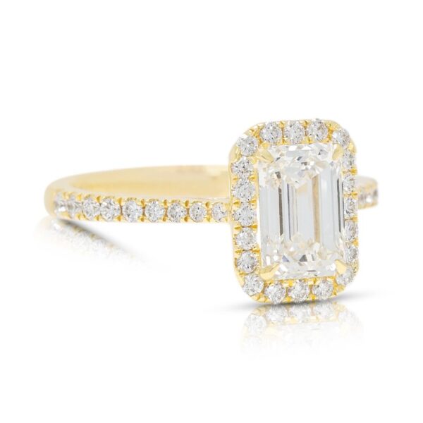 טבעת יהלום הילה פאווה מרהיבה במשקל 1.80 קראט בזהב צהוב 18 קראט - מתועדת HRD