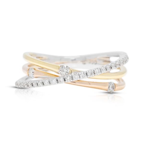 טבעת יהלומים מעוצבת 0.16 קראט בזהב דו-גוני 18 קראט