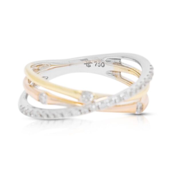 טבעת יהלומים מעוצבת 0.16 קראט בזהב דו-גוני 18 קראט