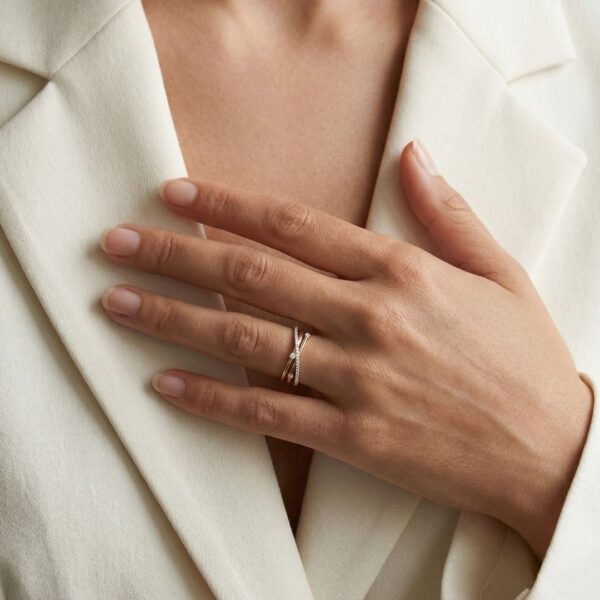 טבעת יהלומים מעוצבת 0.16 קראט בזהב דו-גוני 18 קראט