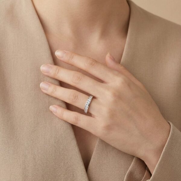 טבעת חצי נצח מזהב לבן 18 קראט, משובצת יהלומים טבעיים במשקל 0.26 קראט, בעיצוב נצחי.