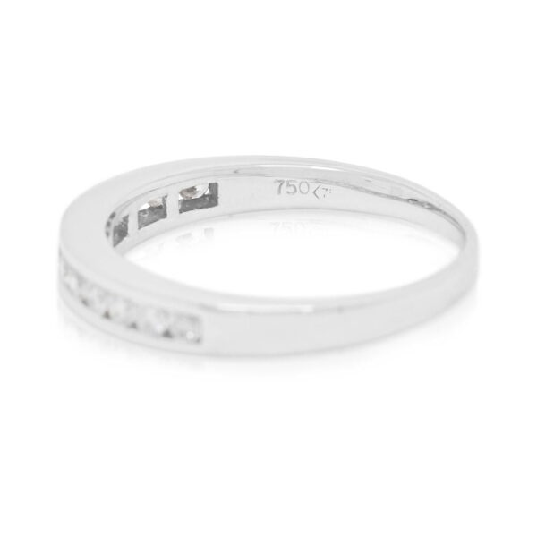 טבעת חצי נצח מזהב לבן 18 קראט, משובצת יהלומים טבעיים במשקל 0.26 קראט, בעיצוב נצחי.