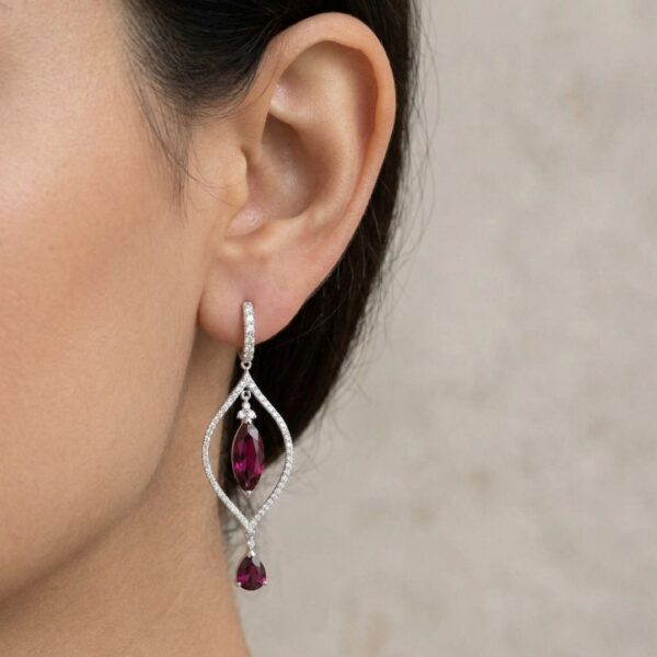 עגילי שנדלייר רב-גוניים מזהב לבן 18K, משובצים ברובליט ויהלומים במשקל כולל של 13.83ct