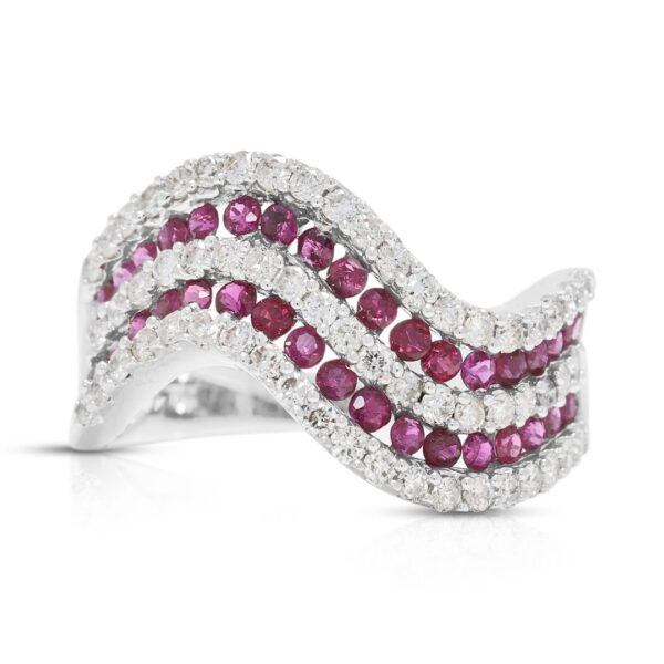 טבעת גל מרהיבה משובצת אבן אודם 0.94 קרט ויהלומים, בזהב לבן 18 קראט