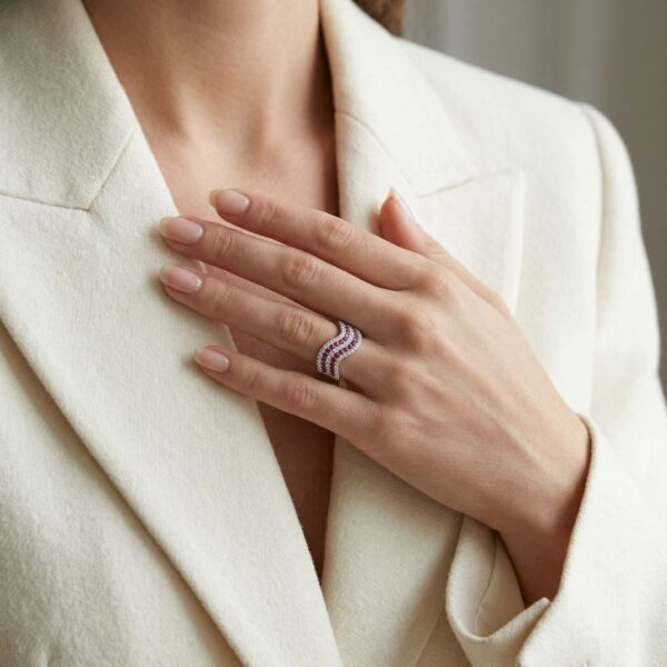 טבעת גל מרהיבה משובצת אבן אודם 0.94 קרט ויהלומים, בזהב לבן 18 קראט