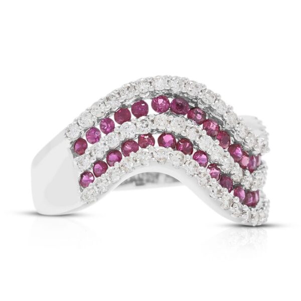 טבעת גל מרהיבה משובצת אבן אודם 0.94 קרט ויהלומים, בזהב לבן 18 קראט