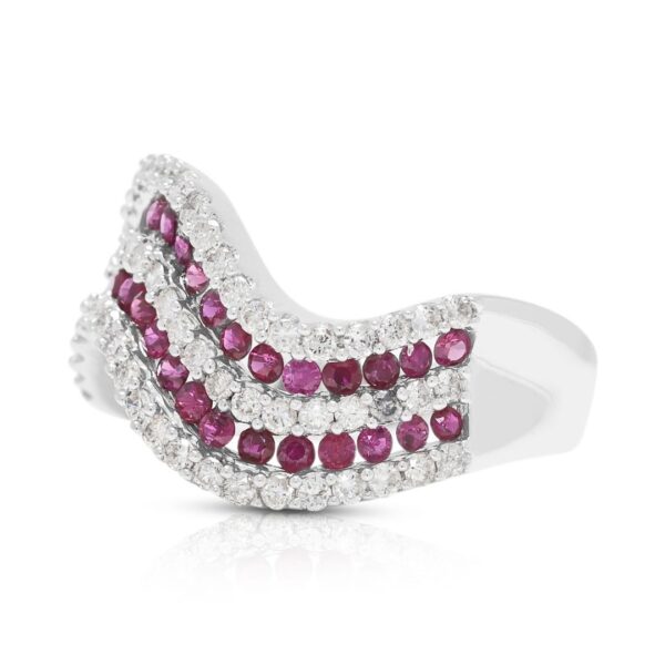 טבעת גל מרהיבה משובצת אבן אודם 0.94 קרט ויהלומים, בזהב לבן 18 קראט