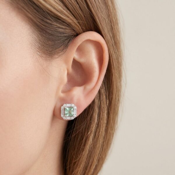 עגילי הילה צמודים מזהב לבן 18 קראט, משובצים בקוורץ ירוק זוהר במשקל 2 קראט ויהלומים במשקל 1.36 קראט