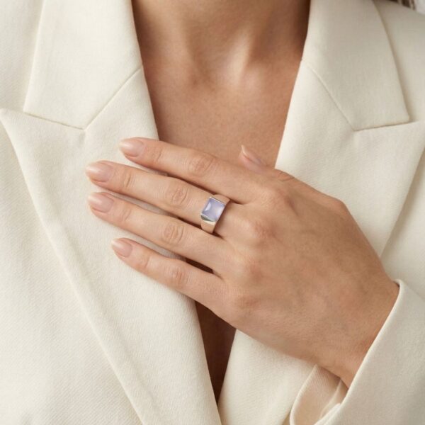 טבעת בסגנון וינטג' מזהב לבן 18K משובצת קלצדוני בחיתוך כרית 8 מ"מ