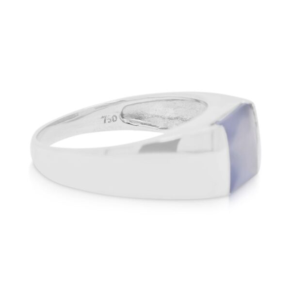 טבעת בסגנון וינטג' מזהב לבן 18K משובצת קלצדוני בחיתוך כרית 8 מ"מ