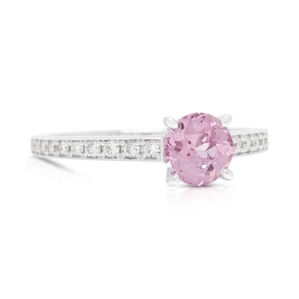 טבעת פאדפראדשה ספיר ויהלומים בשיבוץ פאווה עזת גוון 0.92 קראט בזהב לבן 18 קראט - מתועדת GIA