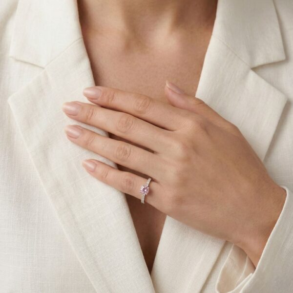 טבעת פאדפראדשה ספיר ויהלומים בשיבוץ פאווה עזת גוון 0.92 קראט בזהב לבן 18 קראט - מתועדת GIA