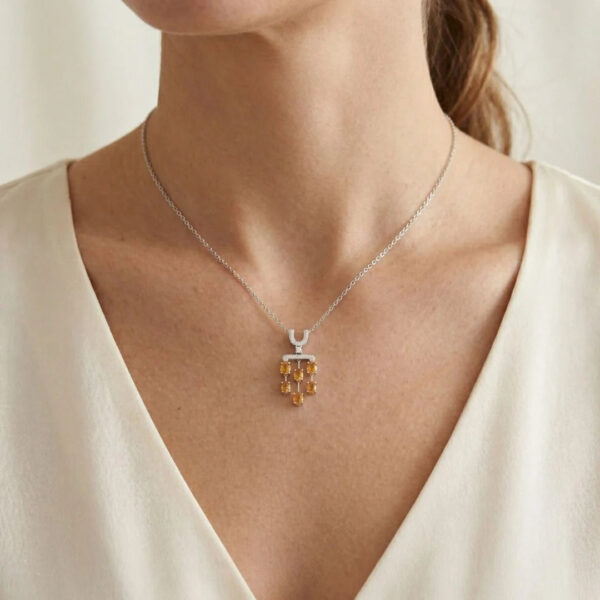 תליון ספיר כתום זוהר 3.75ct ויהלומים בזהב לבן 18K