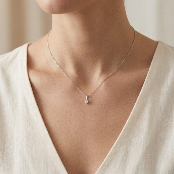 תליון סוליטר יהלום 0.27 קראט אלגנטי מפלטינה – גולד הארט - מתועד HRD