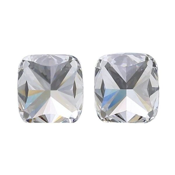 זוג יהלומים טבעיים GIA מתועדים במשקל 1.80 קראט, בחיתוך קושן מודרני בליאן