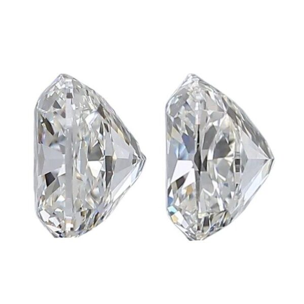 זוג יהלומים טבעיים GIA מתועדים במשקל 1.80 קראט, בחיתוך קושן מודרני בליאן