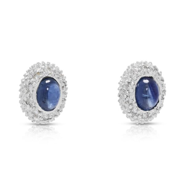 עגילים צמודים קלאסיים עם ספיר קבושון 1.00ct והילת יהלומים טבעיים 0.10ct בזהב לבן 18K