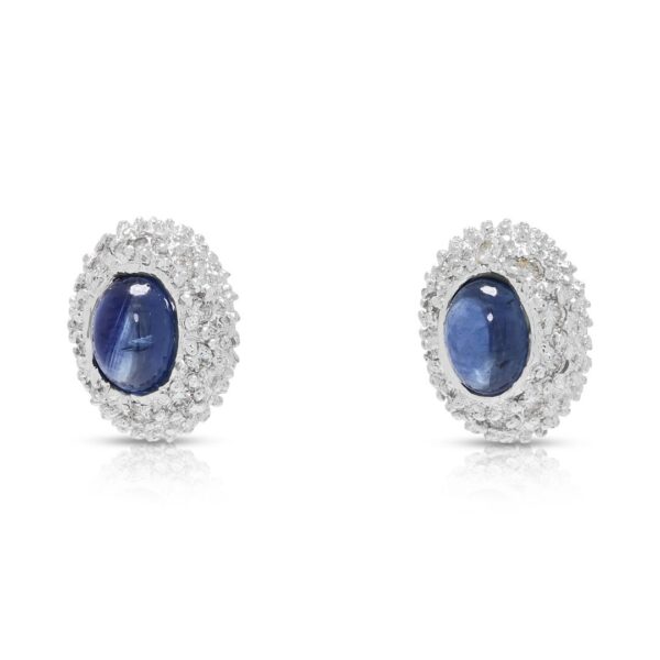 עגילים צמודים קלאסיים עם ספיר קבושון 1.00ct והילת יהלומים טבעיים 0.10ct בזהב לבן 18K