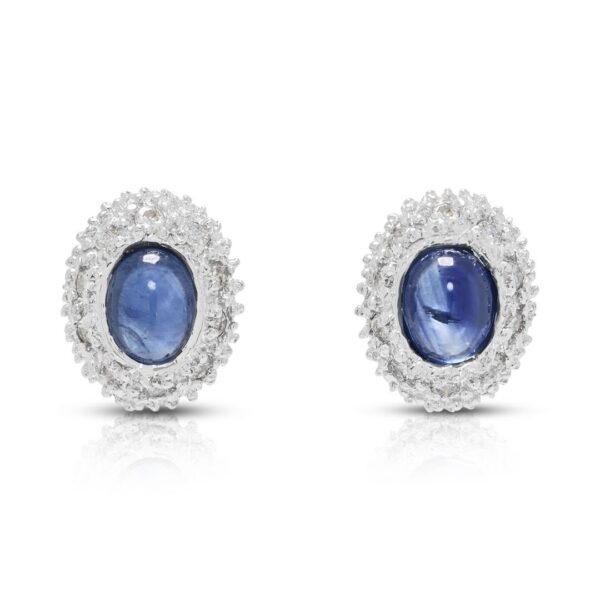 עגילים צמודים קלאסיים עם ספיר קבושון 1.00ct והילת יהלומים טבעיים 0.10ct בזהב לבן 18K