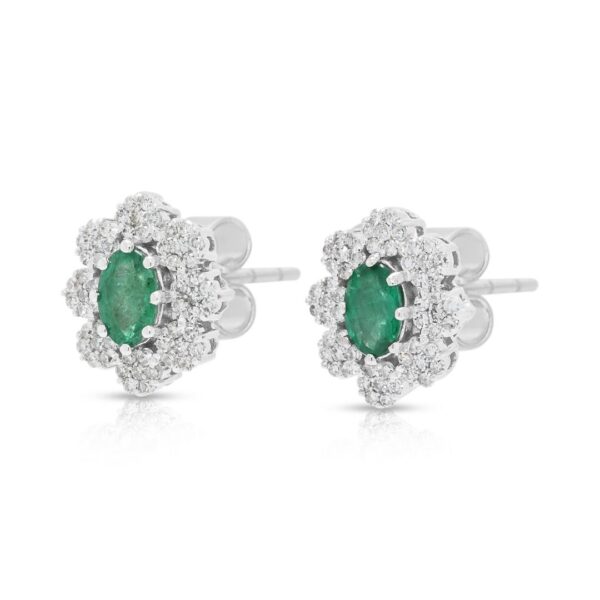 עגילי הילה צמודים מרהיבים בעיצוב פרחוני, משובצים באמרלד במשקל 0.60 קרט ויהלומים טבעיים במשקל 0.56 קרט, בזהב לבן 18 קראט, עם תעודת GCI.