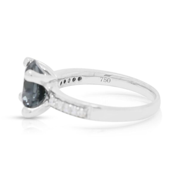 טבעת פאווה ספינל אפור 2.5ct אלגנטית, משובצת ביהלומים 0.10ct, בזהב לבן 18K