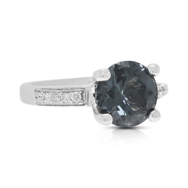 טבעת פאווה ספינל אפור 2.5ct אלגנטית, משובצת ביהלומים 0.10ct, בזהב לבן 18K