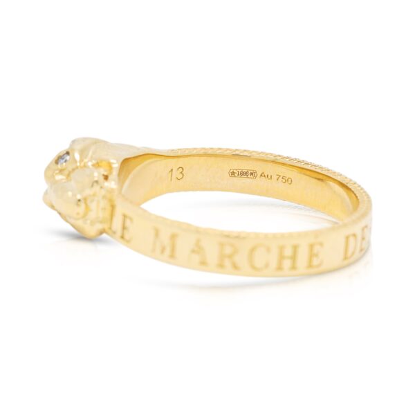 טבעת ראש חתול מרהיבה של Gucci Le Marché des Merveilles מזהב צהוב 18K, משובצת יהלום טבעי במשקל 0.01 קראט