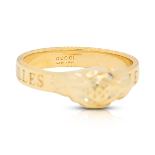 טבעת ראש חתול מרהיבה של Gucci Le Marché des Merveilles מזהב צהוב 18K, משובצת יהלום טבעי במשקל 0.01 קראט