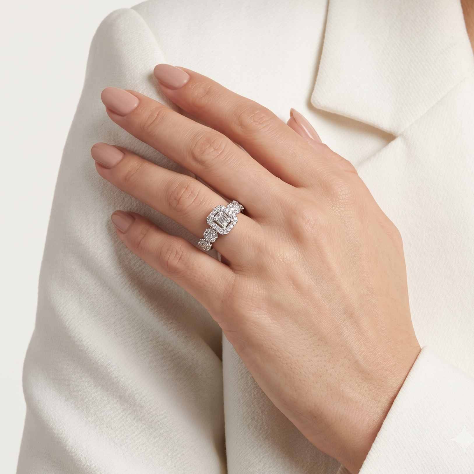 טבעת הילה אלגנטית באשליה של חיתוך אמרלד, משובצת יהלומים עגולים בחיתוך בריליאנט במשקל 0.95 קרט ויהלומי באגט במשקל 0.10 קרט, בזהב לבן 18 קראט – תמונה 2